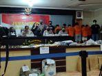 Irjen-Pol-Nana-Sudjana-saat-merilis-kasus-penyerangan-kampus-UIM-dan-Asrama-Mahasiswa.jpg
