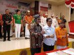 Irjen-Pol-Purn-Frederik-Kalalembang-mengukuhkan-pengurus-IKAT-Luwu-Utara.jpg