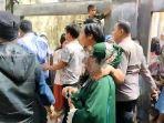 Istri-terduga-pelaku-rudapaksa-bocah-SD-dievakuasi-polisi-di-parepare.jpg