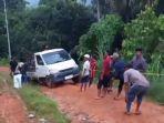 Viral! Mobil Rombongan Pengantin Terjebak Jalan Rusak Desa Terasa Sinjai Barat
