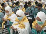 Jamaah-Asal-Sultra-sedang-berdoa-saat-tiba-di-Asrama-Haji-Sudiang.jpg