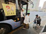 Jamaah-Haji-Indonesia-turun-dari-bus-solawat-yang-mengantar-jemput-jamaah-haji.jpg