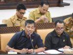 Jamaluddin-kiri-depan-sedang-melakukan-rapat-dengar-pendapat-di-kantornya.jpg