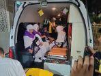 Jemaah-lansia-saat-menaiki-bus-ambulance-menuju-Bandara-Sultan-Hasanuddin.jpg