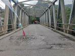 Jembatan-Tontonan-Enrekang-Berlubang-hingga-Besinya-Mencuat-Bahayakan-Pengendara-Ini-Janji-Dinas-PU.jpg