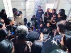 Jenazah-sopir-truk-Korban-KKB-Papua-tiba-di-Toraja.jpg