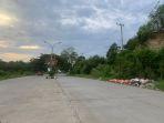 Jl-Sawerigading-Sengkang-dipenuhi-sampah-di-sisi-jalan-Kamis-1842024.jpg