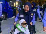 KETUA-KLOTER-Ketua-Kloter-1-Embarkasi-Makassar-UPG-Fatmawati-melaporkan-kondisi.jpg