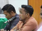 KPU-Kepulauan-Selayar-Nandar-Djamaluddin-saat-meminta-permohonan-Jumat-1692022.jpg
