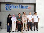 KUNJUNGAN-MEDIA-Saat-foto-bersama-Kepala-BKKBN-Sulsel-Shodiqin-tengah.jpg