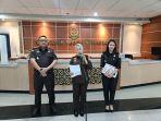 Kajari-Makassar-Andi-Sundari-didampingi-Kasi-Intel-Andi-Alamsyah-dan-Kasi-Pidum.jpg