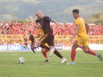 Kapten-PSM-Makassar-Pluim-mencoba-melewati-pemain-Persik-Kediri-di-Stadion-BJ-Habibie.jpg