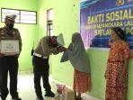 Kasatlantas-Polres-Parepare-AKP-Muhammad-Yusuf-mencium-tangan-penghuni-panti-jompo.jpg