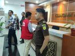 Kejari-Makassar-Andi-Sundari-membeberkan-tersangka-baru-Abdul-Rahim.jpg