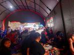 Keluarga-histeris-menyambut-jenasah-korban-insiden-kebakaran-di-Jalan-Poros-Londa.jpg