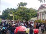 Keluarga-korban-Andi-Muhammad-Yusuf-kepung-kantor-Pengadilan-Negeri-Sinjai.jpg