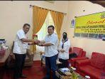 Kemal-Redindo-memberikan-plakat-ucapan-terima-kasih-kepada-Kadis-PKP-Luwu-Utara.jpg