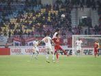 Kenzo-Nambu-berebut-bola-dengan-pemain-persis.jpg