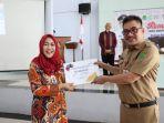 Kepala-BKKBN-Sulawesi-Selatan-Andi-Ritamariani-menyerahkan-anggaran-stunting-sidrap.jpg