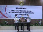 Kepala-BPK-Perwakilan-Provinsi-Sulawesi-Selatan-Henry-Simatupang-menyerahkan-Opini-WTP.jpg