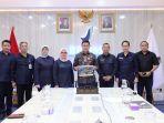 Kepala-BPOM-RI-Taruna-Ikrar-memperlihatkan-donasi-j.jpg