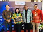 Kepala-Kanwil-BPJS-Ketenagakerjaan-Sulawesi-Maluku-Mintje-Wattu-menyerahkan-penghargaan.jpg