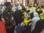 Kepala-Kanwil-Kemenag-Papua-memantau-proses-pelayanan-JCH-di-Asrama-Haji-Sudiang.jpg