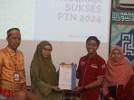 Kepala-SMA-Islam-Athirah-Bukit-Baruga-Dr-Bakry-Liwang-baju-adat.jpg