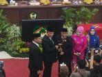Ketua-DPRD-Gowa-2019-2024-Rafiuddin-Raping-menyerahkan-palu-sidang-ke-Ramli-Siddik.jpg