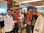 Ketua-DPRD-Makassar-H-Rudianto-Lallo-memberikan-bantuan-kepada-PD-KKT-Jeneponto.jpg