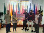 Ketua-KPU-Kabupaten-Luwu-Abdullah-Sappe-Ampin-Maja-menyerahkan-santunan-00.jpg