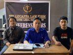 Ketua-Lembaga-Advokat-Tellucappa-Law-Firm-Sulharmin-tengah-saat-menggelar-Jumpa-Pers.jpg