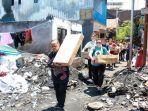 Ketua-PHRI-Sulsel-Anggiat-Sinaga-memberikan-bantuan.jpg