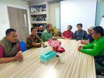 Ketua-Umum-FUIB-Ustaz-Muchtar-Daeng-Lau-berkunjung-ke-Kantor-Tribun-Timur.jpg