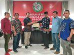 Ketua-Umum-PB-PORDI-Dr-H-Andi-Jamaro-Dulung-saat-menyerahkan-berkas.jpg