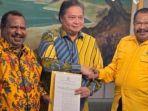Ketua-Umum-Partai-Golkar-Airlangga-Hartarto-tengah-bersama-John-Tabo-Ones-Pahabol.jpg