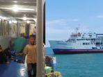 Kolase-foto-suasana-sisi-luar-kapal-dan-penampakan-KMP-Permata-dari-Pelabuhan-Bajoe.jpg