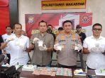 Kombes-Pol-Budhi-Haryanto-saat-memperlihatkan-barang-bukti-jenis-sabu-sabu.jpg