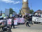 BREAKING NEWS: Peringati May Day, Komite Mei Berlawan Blokade Jalan di Sinjai