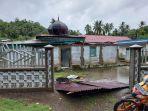 Kondisi-Masjid-di-Desa-Pallawa-yang-diterjang-angin-puting-beliung12.jpg
