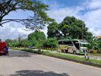 Kondisi-mobil-bus-terbakar-di-bagian-mesinnya-di-Temmireng-Kelurahan-Takkalasi.jpg