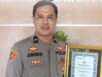 Konselor-Polres-Wajo-Ipda-Jumawan-mewakili-Kapolres-Wajo-terima-penghargaan.jpg