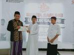 Laznas-BMH-membagikan-sarung-kepada-santri-pondok-pesantren-Daarul-Hijrah-Tanralili.jpg