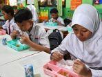 MAKAN-BERGIZI-GRATIS-Sejumlah-menyantap-makanan-bergizi-gratis.jpg
