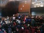 Mahasiswa-sampaikan-aspirasinya-ke-anggota-DPRD-Sinjai-di-ruang-rapat-paripurna.jpg