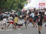 Main-bola-dijalan-akibat-Jl-tutup-untuk-TPS2.jpg<pf>Main-bola-dijalan-akibat-Jl-tutup-untuk-TPS4.jpg<pf>Main-bola-dijalan-akibat-Jl-tutup-untuk-TPS.jpg<pf>Main-bola-dijalan-akibat-Jl-tutup-untuk-TPS.jpg
