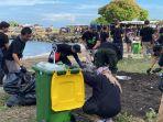 Manajemen-dan-karyawan-PLN-UID-Sulselrabar-bersih-bersih-di-Pantai-Barombong.jpg