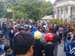 Massa-keluarga-korban-Muhammad-Yusuf-penuhi-jalan-depan-Pengadilan-Negeri-PN-Sinjai.jpg