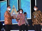 Menteri-Keuangan-RI-Sri-Mulyani-Indrawati-memberikan-penghargaan-kepada-bupati-Pangkep.jpg
