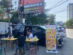Mobil-Alphard-dijadikan-tempat-jualan-nasi-kuning-di-Jl-Boulovard-Kota-Makassar-Selasa-13923.jpg